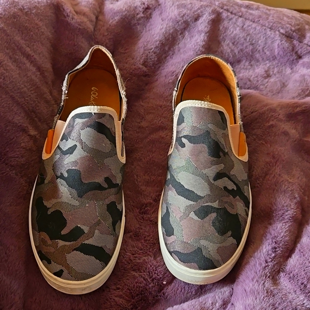 Womens size 11 Olukai shoes